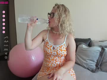 Cam stars girl emilymilf__ image #4831300